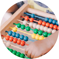 Criança com peças de quebra-cabeça