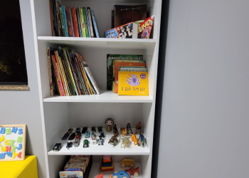 Prateleira de livros e brinquedos para as crianças